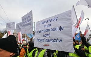 Uczestnicy protestu w obronie miejsc pracy w Zakładach Chemicznych „Police” / autor: PAP/Marcin Bielecki