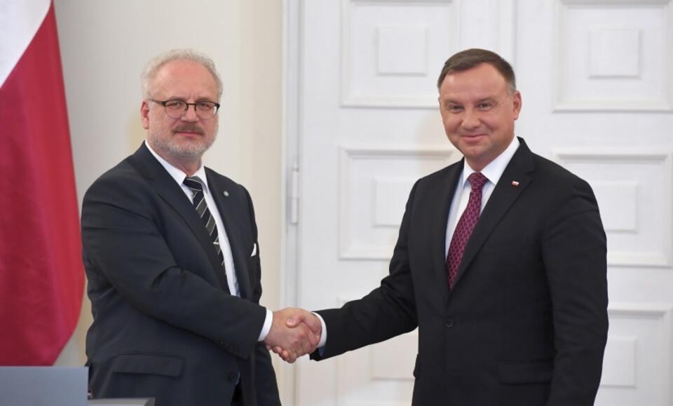 Prezydent RP Andrzej Duda (P) oraz prezydent Republiki Łotewskiej Egils Levits / autor: PAP/Radek Pietruszka