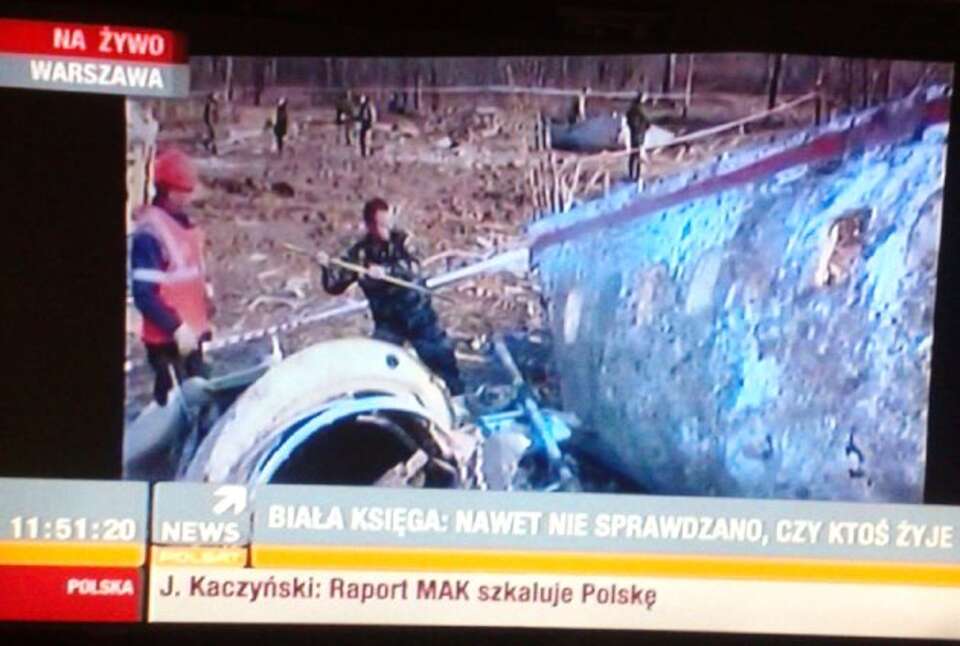 Zdjęcie przedstawiające niszczenie łomem przez rosyjskiego żołnierza wraku polskiego tupolewa - kilkadziesiąt godzin po tragedii