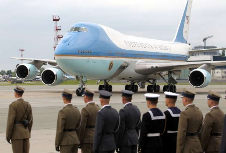 Air Force One wylądował na Okęciu w piątek po godzinie 17 (Fot. PAP/Radek Pietruszka)