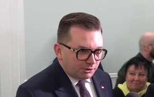 Na zdjęciu poseł PiS Łukasz Kmita na sejmowym korytarzu / autor: Telewizja wPolsce24