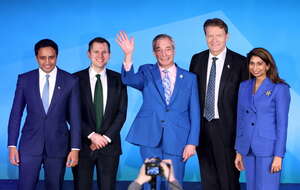 W Wielkiej Brytanii prognozowane polityczne trzęsienie ziemi. Farage ma zakusy na stanowisko premiera? Przedstawił gabinet cieni. Na zdjęciu Nigel Farage z gabinetem cieni / autor: PAP/EPA