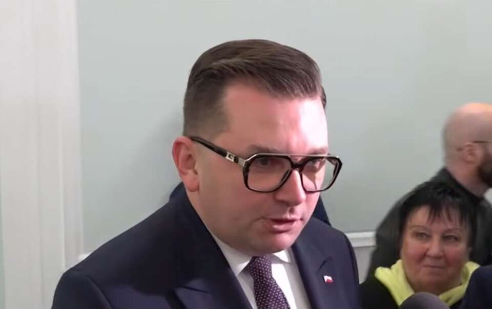 Na zdjęciu poseł PiS Łukasz Kmita na sejmowym korytarzu / autor: Telewizja wPolsce24