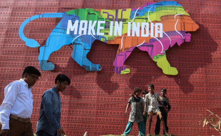 W Indiwach trwa rządowa kampania "Make in India Week" na rzecz pozyskiwania inwestycji, fot. PAP/EPA/DIVYAKANT SOLANKI