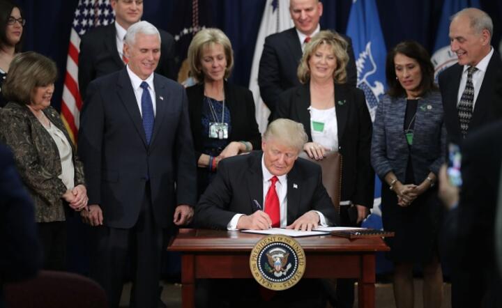 Prezydent Donald Trump podpisuje dekret o budowie muru na granicy z Meksykiem, fot. PAP/EPA/Chip Somodevilla
