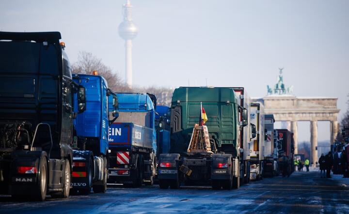 Blokada przed Bramą Brandenburską w Berlinie  / autor: PAP/EPA/CLEMENS BILAN