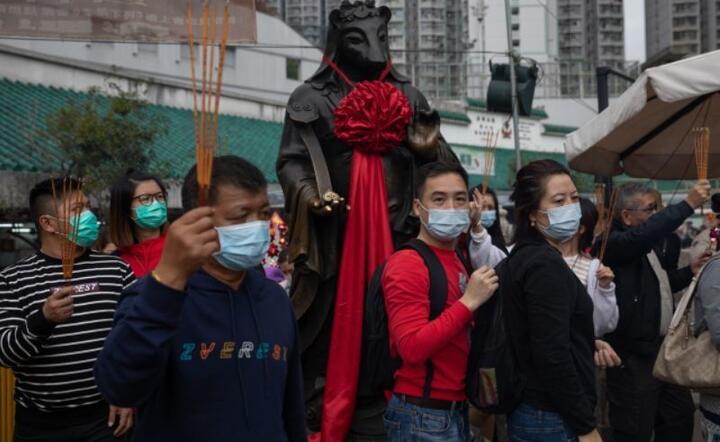 Obchody księżycowego nowego roku w Hongkongu wśród obaw związanych z epidemią koronawirusa. / autor: PAP/EPA/JEROME FAVRE