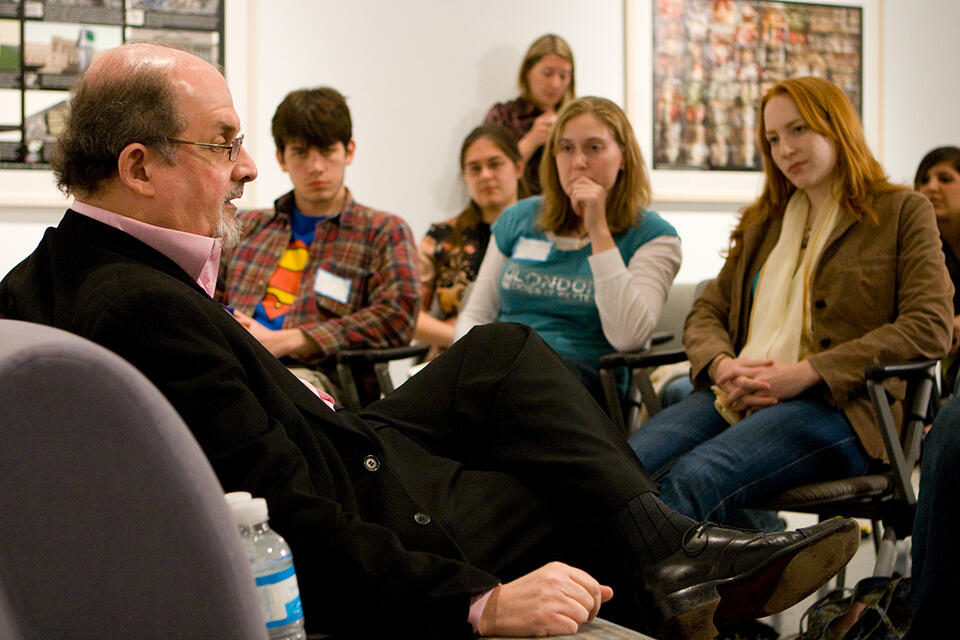 Salman Rushdie podczas spotkania ze studentami Emory University. / autor: Wikipedia/CC BY-SA 2.5