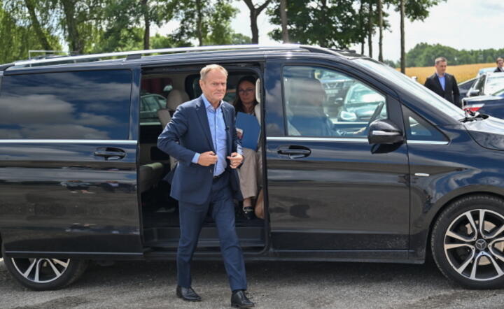 Przewodniczący Platformy Obywatelskiej Donald Tusk w drodze na konferencję prasową w firmie transportowej Arto-Plus w Ostrzycy, 8 lipca 2022 / autor: PAP/Marcin Bielecki