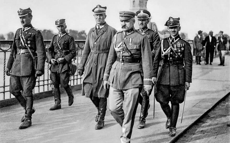 12 maja 1926, marszałek Józef Piłsudski przed spotkaniem z prezydentem RP Stanisławem Wojciechowskim na moście Poniatowskiego. Od lewej: Kazimierz Stamirowski, Marian Żebrowski, Gustaw Orlicz-Dreszer, Józef Piłsudski, Tadeusz Jaroszewicz i Michał Galiński / autor: Marian Fuks (1884-1935), Public domain, via Wikimedia Commons