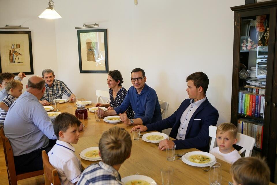Premier Mateusz Morawiecki podczas spotkania z jedną z rodzin zamieszkujących w Siemianowicach Śląskich / autor: PAP/Zbigniew Meissner