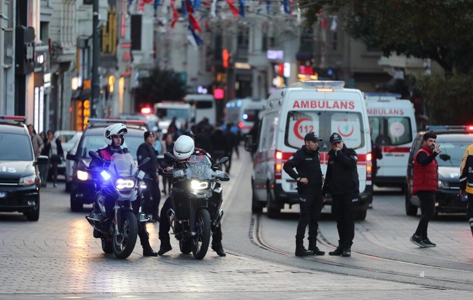 Turecka policja zabezpieczająca okolicę, w której doszło do wybuchu  / autor: PAP/EPA/ERDEM SAHIN