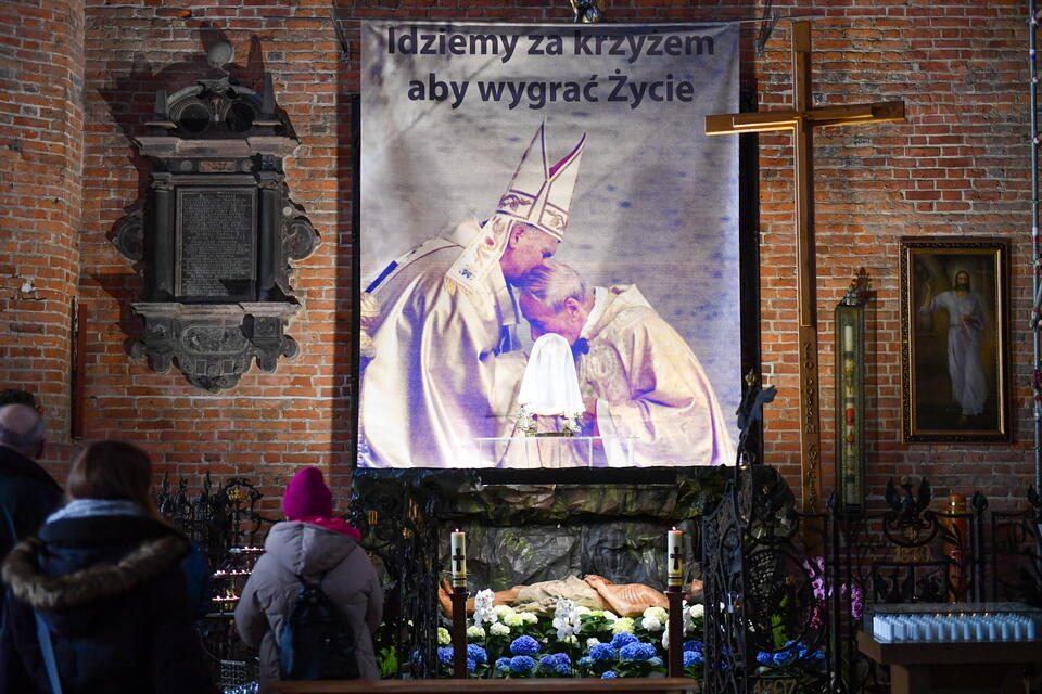 Adoracja Grobu Pańskiego w kościele św. Brygidy w Gdańsku / autor:  	PAP/Adam Warżawa