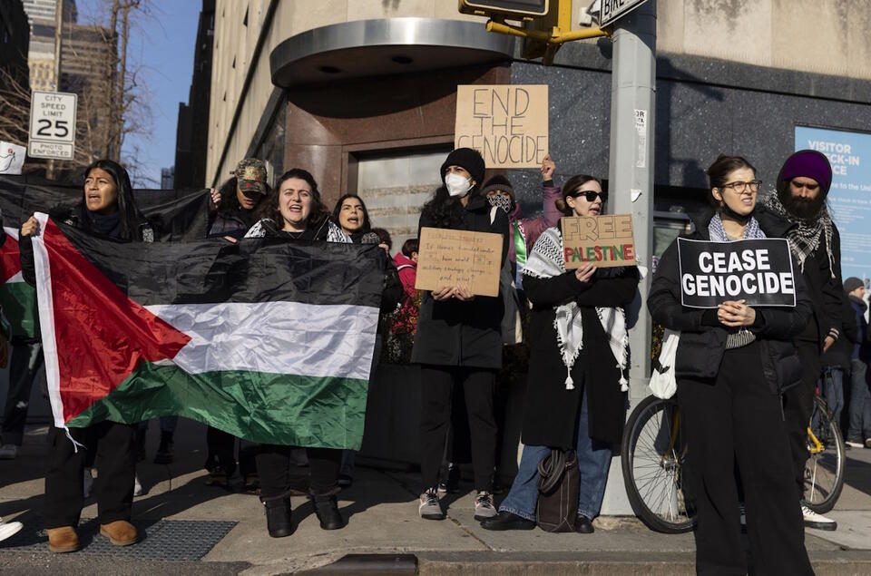 Protestujący wzywający do zawieszenia broni w Gazie gromadzą się przed siedzibą ONZ w Nowym Jorku / autor: PAP/EPA/JUSTIN LANE