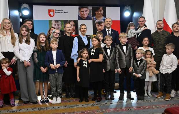 Para Prezydencka wręczyła dyplomy stypendialne w Belwederze / autor: PAP/Radek Pietruszka