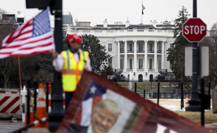 Zwolennik Donalda Trumpa przed Białym Domem / autor: PAP/EPA/Justin Lane