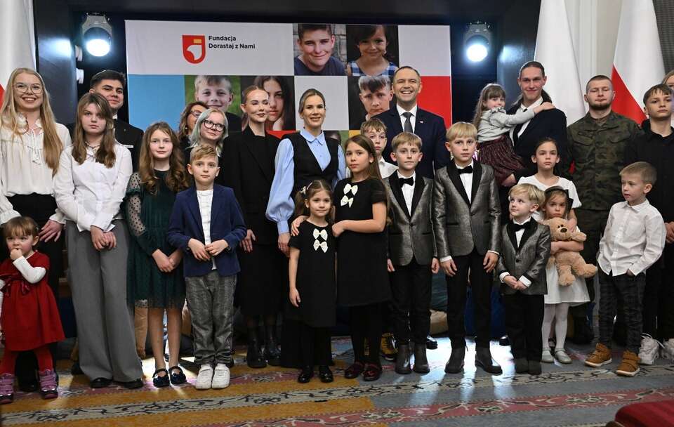 Para Prezydencka wręczyła dyplomy stypendialne w Belwederze / autor: PAP/Radek Pietruszka