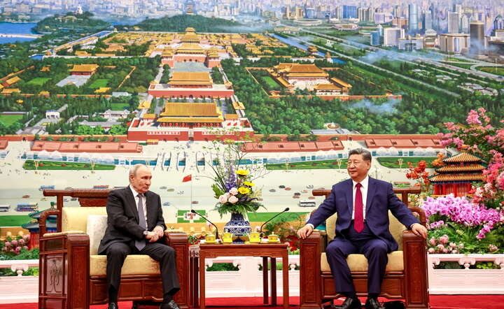 Przywódca Chin Xi Jinping (P) przyjmuje w Pekinie prezydenta Rosji Władimira Putina (L), 20 maja 2026 / autor: PAP/EPA/ALEXANDER KAZAKOV / KREMLIN POOL