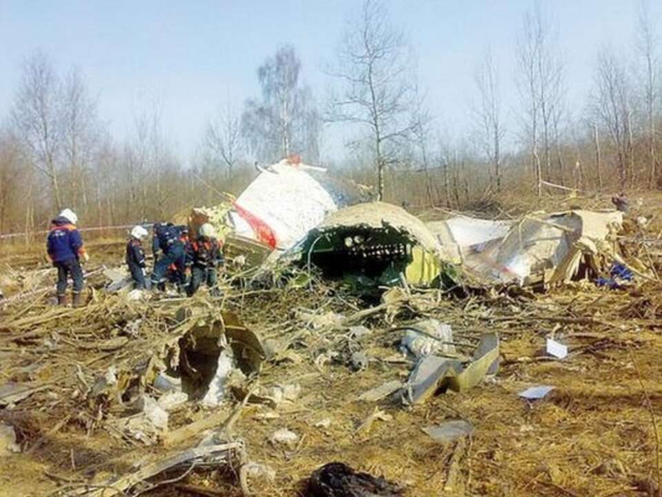 Zdjęcie "wywiniętych" burt TU-154M z raportu dr. Grzegorza Szuladzińskiego