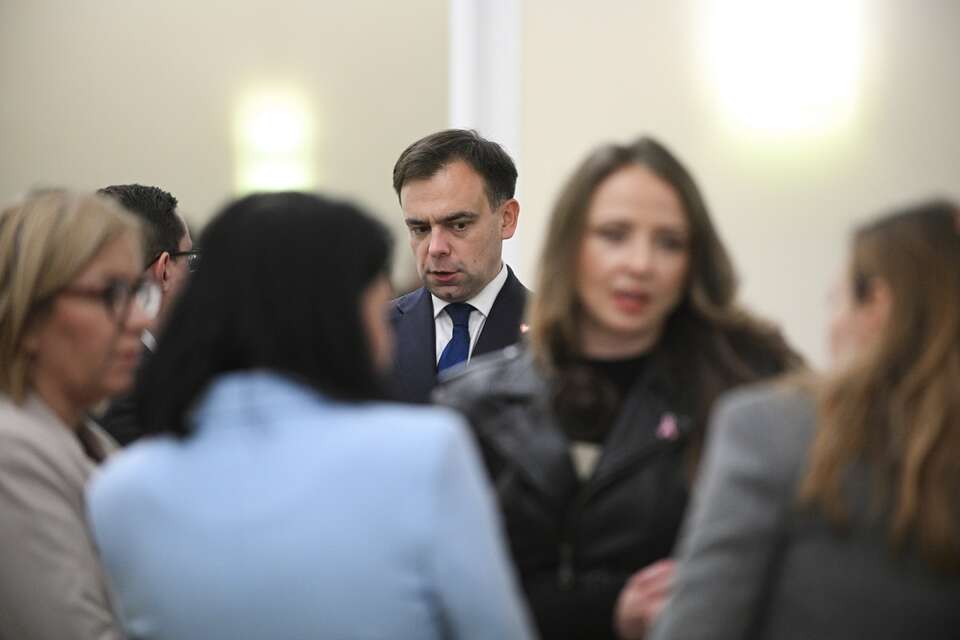 Minister finansów i gospodarki Andrzej Domański (C) na posiedzeniu rządu / autor: PAP/Marcin Obara