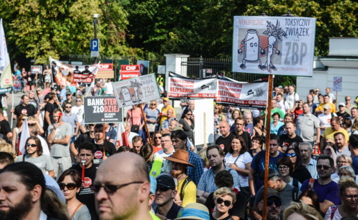 Manifestacja tzw. frankowiczów - osób poszkodowanych przez banki, zorganizowana przez ruch "Stop Bankowemu Bezprawiu" w Warszawie, fot. PAP/Jakub Kamiński (3)