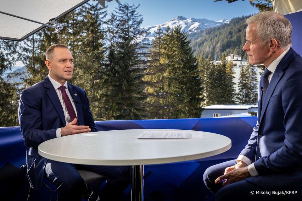 Prezydent Nawrock nie ma złudzeń. "Rosja pozostanie zagrożeniem dla Europy. Myślę, że nadal będzie atakować inne kraje". Na zdjęciu prezydent Karol Nawrocki podczas wywiadu z dziennikarzem CNBC w Davos / autor: Mikołaj Bujak/KPRP