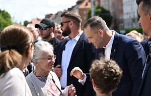 Prezydent Karol Nawrocki z mieszkańcami Gdańska podczas procesji Bożego Ciała / autor: PAP/Adam Warżawa
