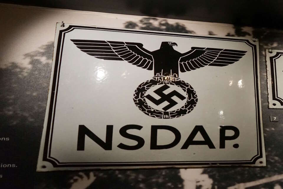 Na zdjęciu tabliczka z logiem NSDAP / autor: Fratria