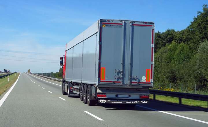 Przewoźnicy drogowi przedstawiają kalkulacje usług po 1 lutego, gdy nastąpi wielka podwyżka stawek e-toll i poszerzenie sieci dróg płatnych / autor: Fratria / MK