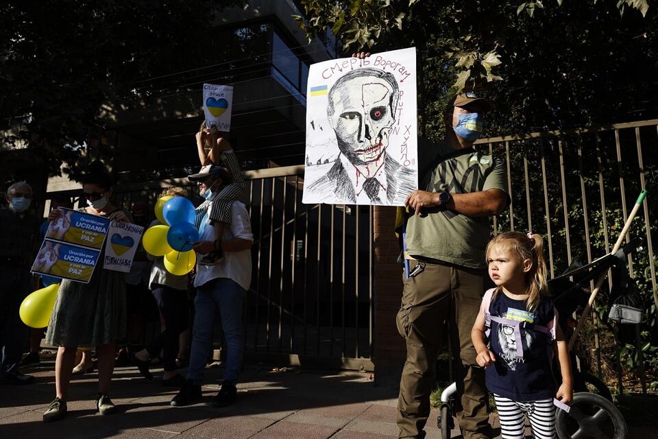 Na całym świecie odbywają się protesty przeciwko agresji Putina / autor: PAP/EPA