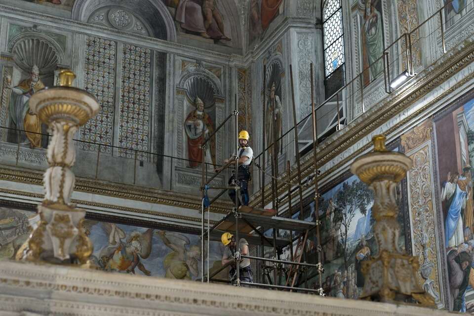 Przygotowania Kaplicy Sykstyńskiej do konklawe / autor: 	PAP/EPA/VATICAN MEDIA HANDOUT