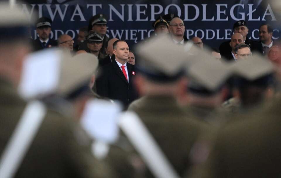Karol Nawrocki podczas uroczystej odprawy wart przed Grobem Nieznanego Żołnierza na pl. Piłsudskiego w Warszawie / autor: PAP/Piotr Nowak