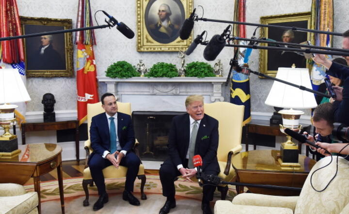 Prezydent Donald Trump (P) i premier Irlandii, Leo Varadkar w Białym Domu / autor:  EPA/OLIVIER DOULIERY