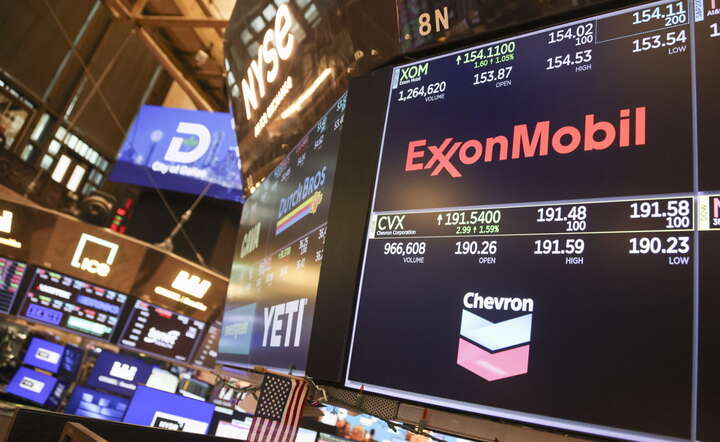 Maklerzy na parkiecie giełdy NYSE w Nowym Jorku / autor: PAP/EPA/SARAH YENESEL 