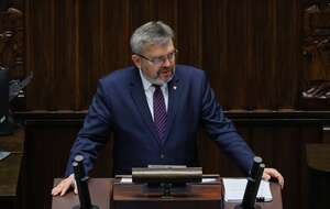 Poseł sprawozdawca, przewodniczący komisji regulaminowej, poseł KO Jarosław Urbaniak na mównicy sejmowej / autor: PAP/Paweł Supernak