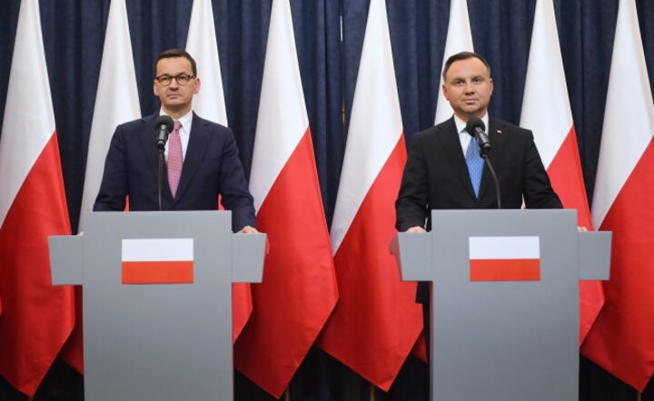 Prezydent Andrzej Duda (P) oraz premier Mateusz Morawiecki (L) podczas konferencji prasowej, 6 bm. w Pałacu Prezydenckim w Warszawie. / autor: PAP/Radek Pietruszka