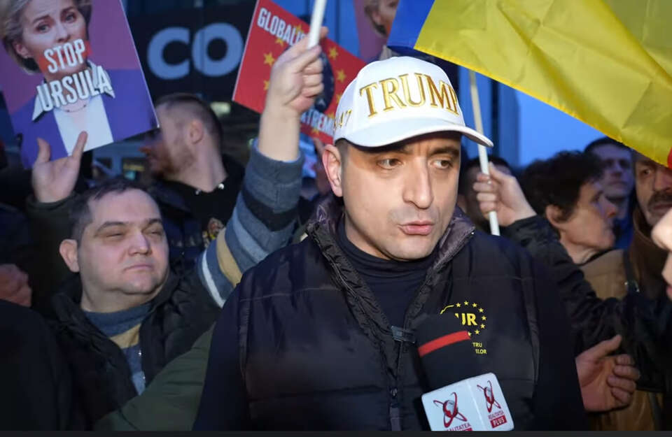 Przebojowy lider prawicy wyrasta na trzecią siłę w Rumunii
