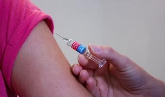 Niechęć do szczepień? Etyk wyjaśnia skąd się bierze