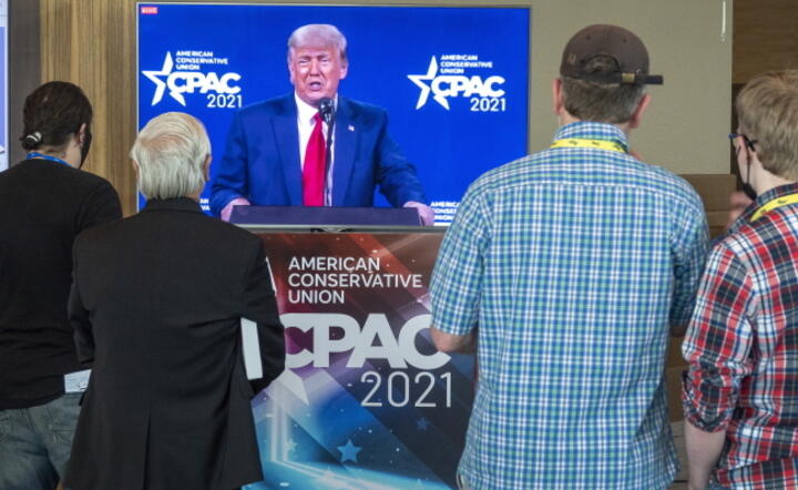 Tranmisja telewizyjna przemówienia Donalda Trumpa w Orlando na Florydzie na dorocznej konferencji organizacji konserwatywnych (CPAC) / autor: PAP/EPA/CRISTOBAL HERRERA-ULASHKEVICH