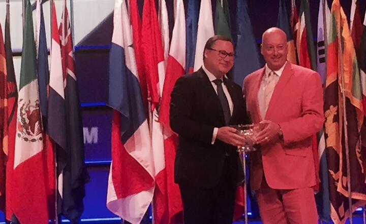 Grzegorz Bierecki, senator Prawa i Sprawiedliwości, przewodniczący senackiej Komisji Budżetu i Finansów Publicznych, odebrał w Wiedniu  nagrodę DSA (Distinguished Service Award), przyznawaną przez Światową Radę Związków Kredytowych (WO