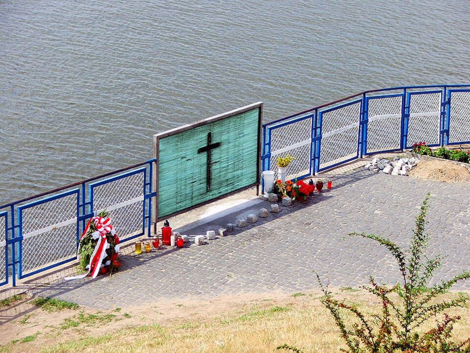 fot. Sebastianm - Creative Coimmons: tama we Włocławku. Miejsce wrzucenia do Wisły ks. Popiełuszki