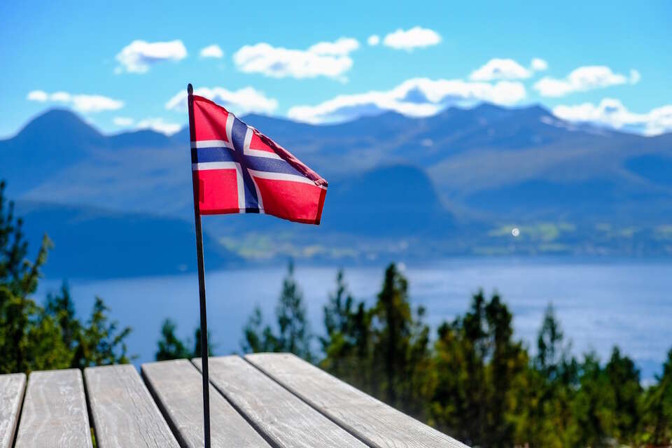 Flaga Norwegii na tle akwenu wodnego i gór / autor: pixabay.com