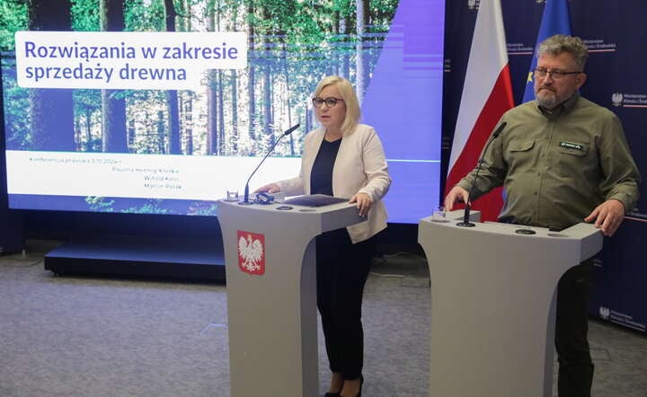 Minister klimatu i środowiska Paulina Hennig-Kloska (L) oraz dyrektor generalny Lasów Państwowych Witold Koss (P) podczas konferencji w siedzibie MKiŚ / autor: PAP/Tomasz Gzell