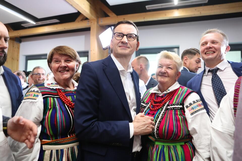Premier Mateusz Morawiecki (C) na spotkaniu z mieszkańcami w siedzibie Starostwa Powiatowego w Opocznie. / autor: PAP/Roman Zawistowski