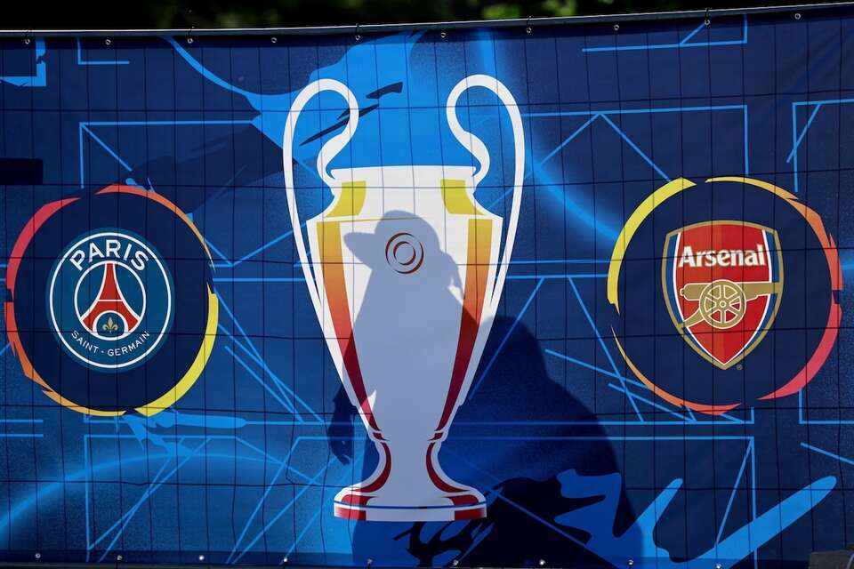 Dzisiaj o godzinie 18 Paris Saint-Germain powalczy o obronę trofeum, a Arsenal Londyn - o pierwszy w historii klubu triumf w finale piłkarskiej Ligi Mistrzów. / autor: PAP/EPA