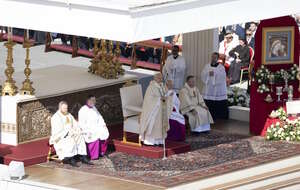 Papież Leon XIV przewodniczy mszy kanonizacyjnej siedmiu nowych świętych na placu Świętego Piotra w Watykanie / autor: PAP/EPA/MAKSYMALNE UDERZENIE