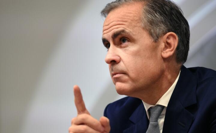 Gubernator Banku Anglii Mark Carney na konferencji prasowej informuje o podwyżce stóp i rozszerzeniu programu QE, fot. PAP/EPA/ANDY RAIN