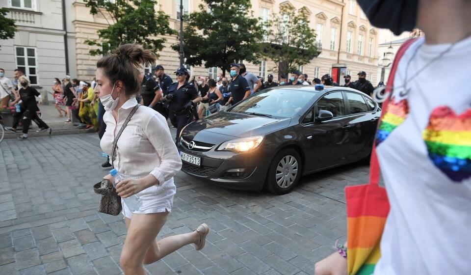 Akcja policji na Krakowskim Przedmieściu - zatrzymania Michała Sz. i zbiegowisko aktywistów LGBT / autor: PAP/Radek Pietruszka