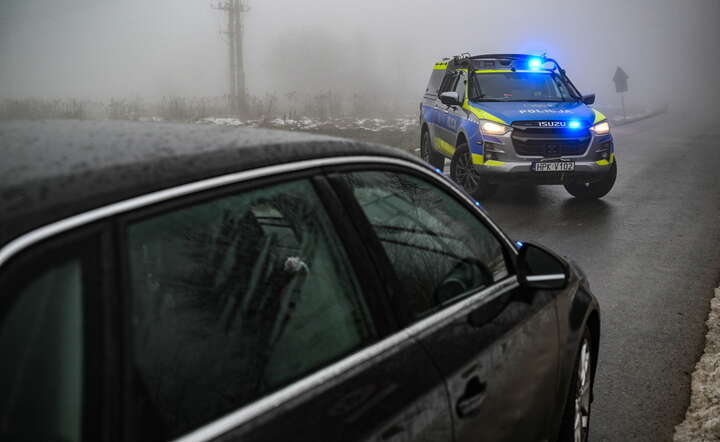 Służby w pobliżu miejsca katastrofy śmigłowca w miejscowości Malawa / autor: PAP/Darek Delmanowicz