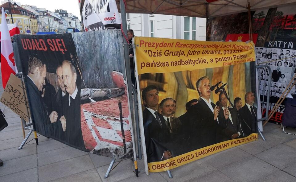 Plakaty na Krakowskim Przedmieściu w Warszawie prezentowane przez ruchy obywatelskie 10 kwietnia 2022 roku, w 12. rocznicę tragedii smoleńskiej / autor: wPolityce.pl